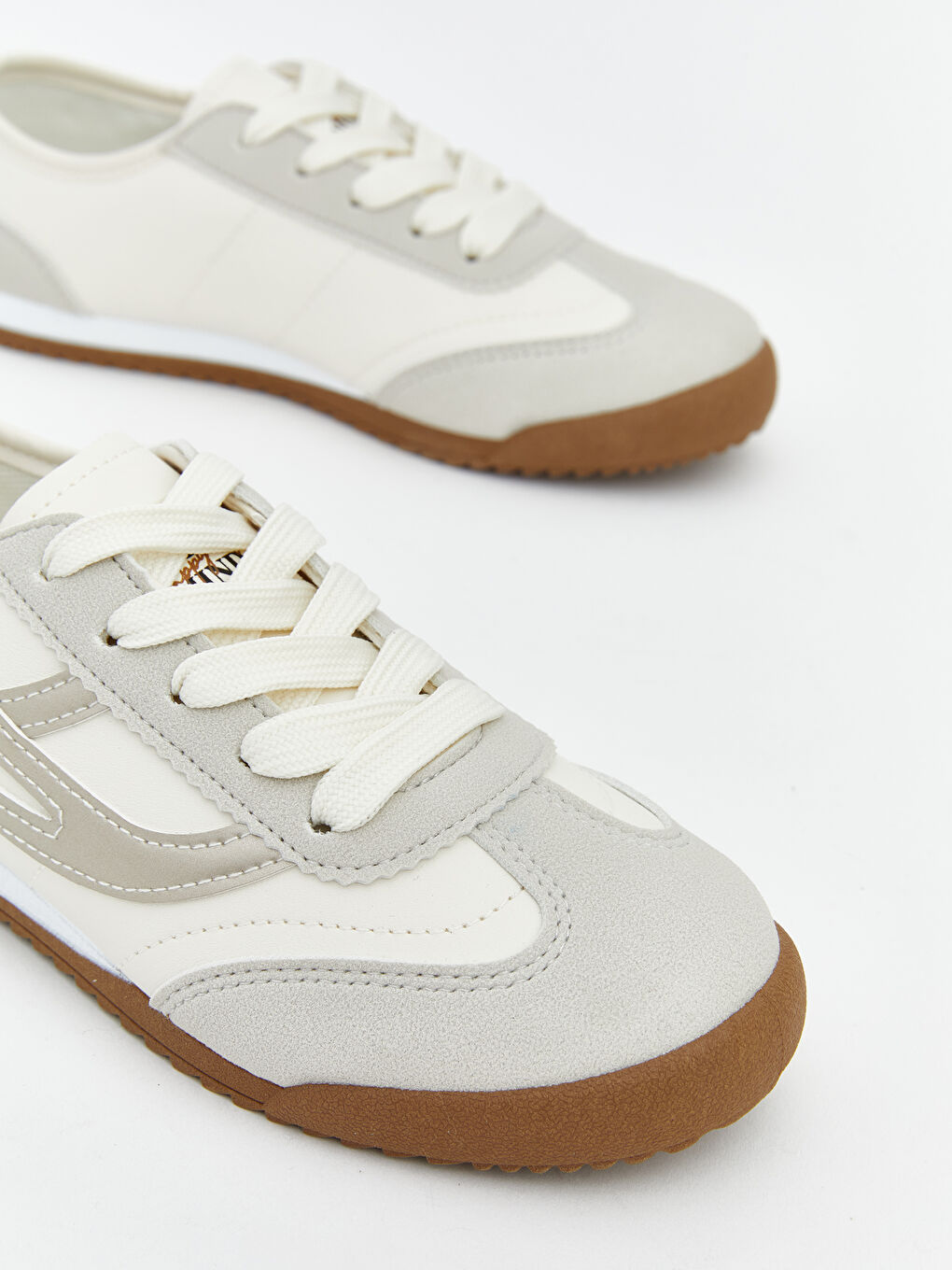 Lace-up sneakers for girls.-2