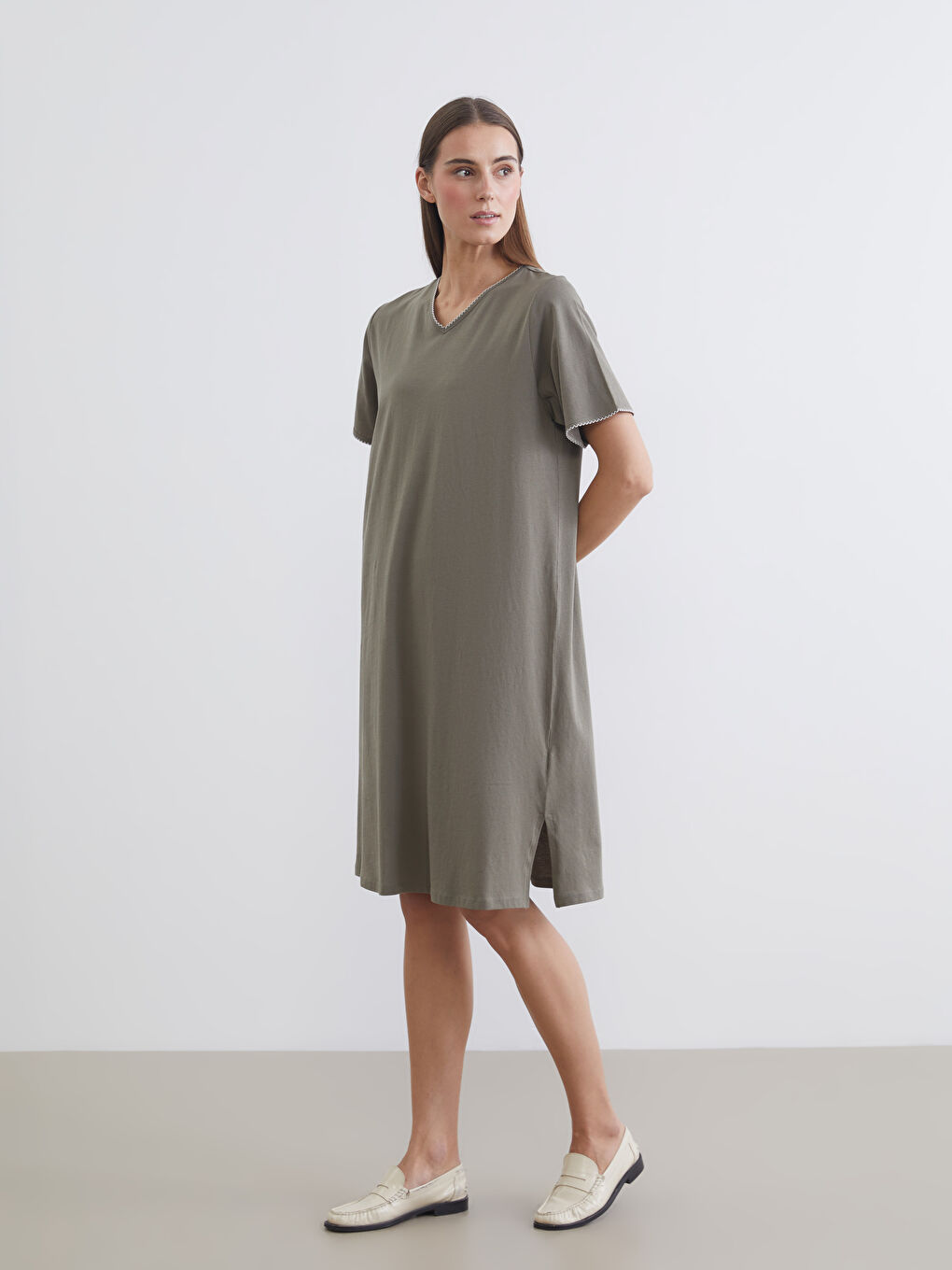 Haljina A kroja sa V izrezom