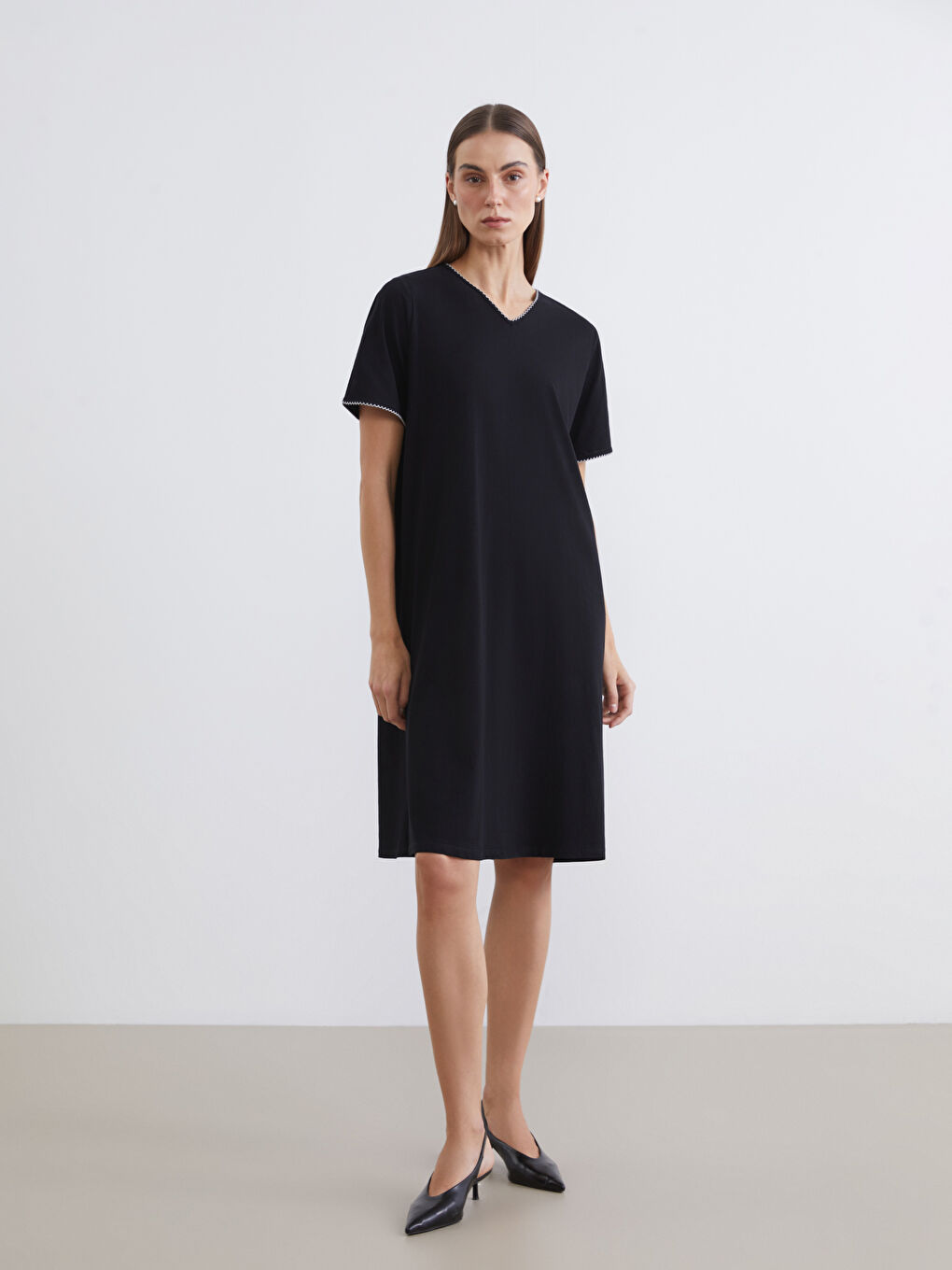 Платье с v-образным вырезом и силуэтом а-силуэта