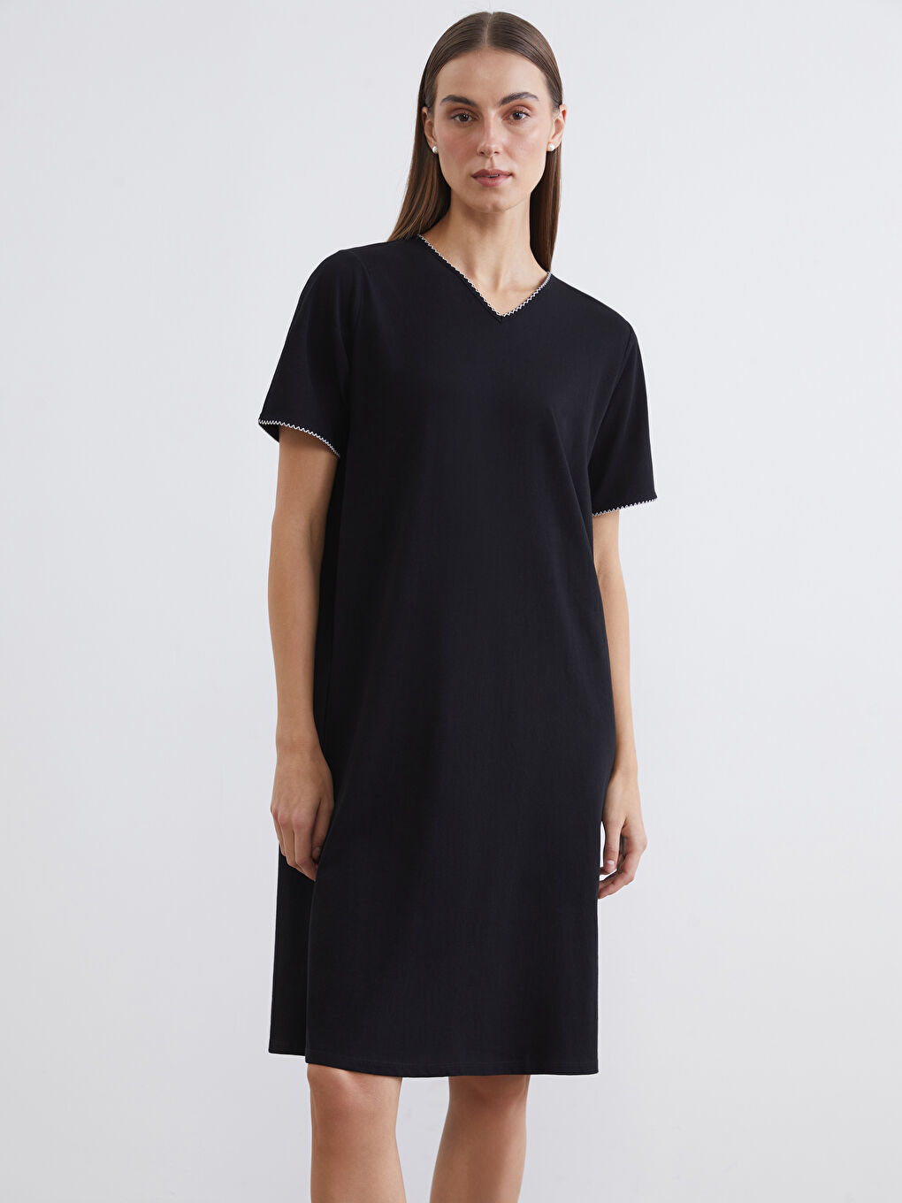 Платье с v-образным вырезом и силуэтом а-силуэта-1