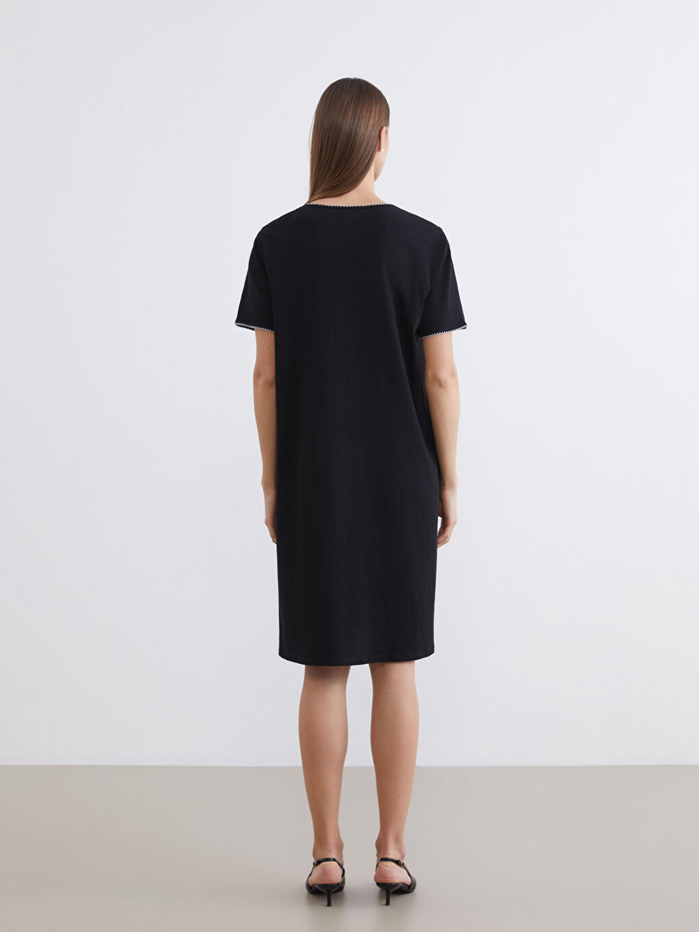 Платье с v-образным вырезом и силуэтом а-силуэта-3