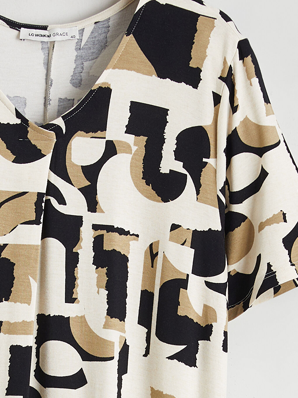 Haljina sa V-izrezom i šarama-5