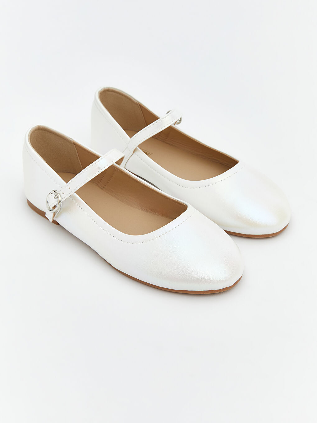 پێڵاوی فلاتی کچان بە ڕووکاری چەرم