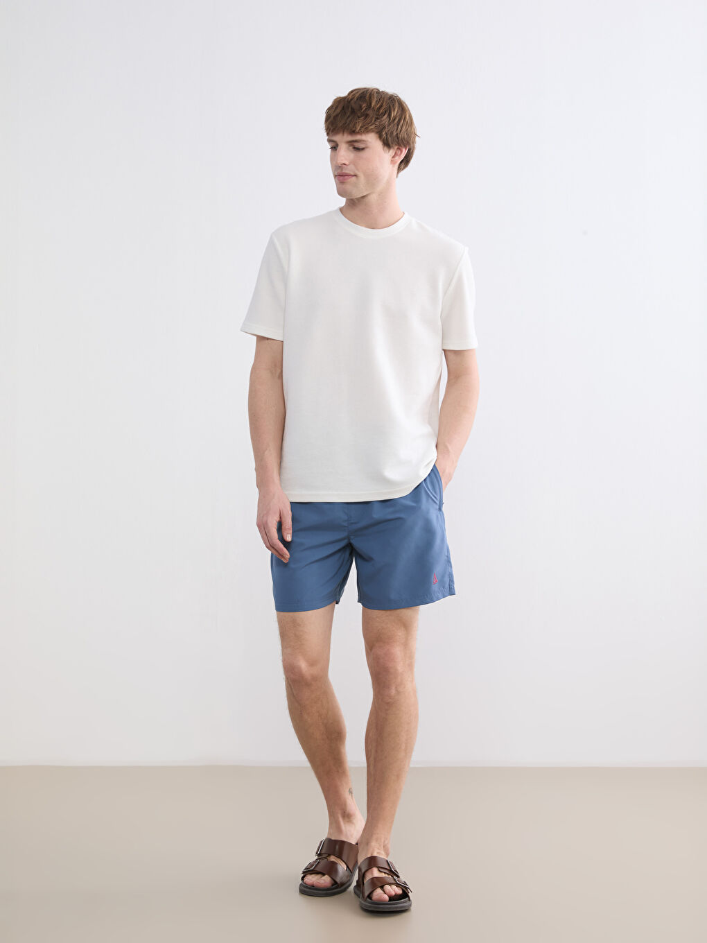 Короткие вышитые мужские шорты для плавания