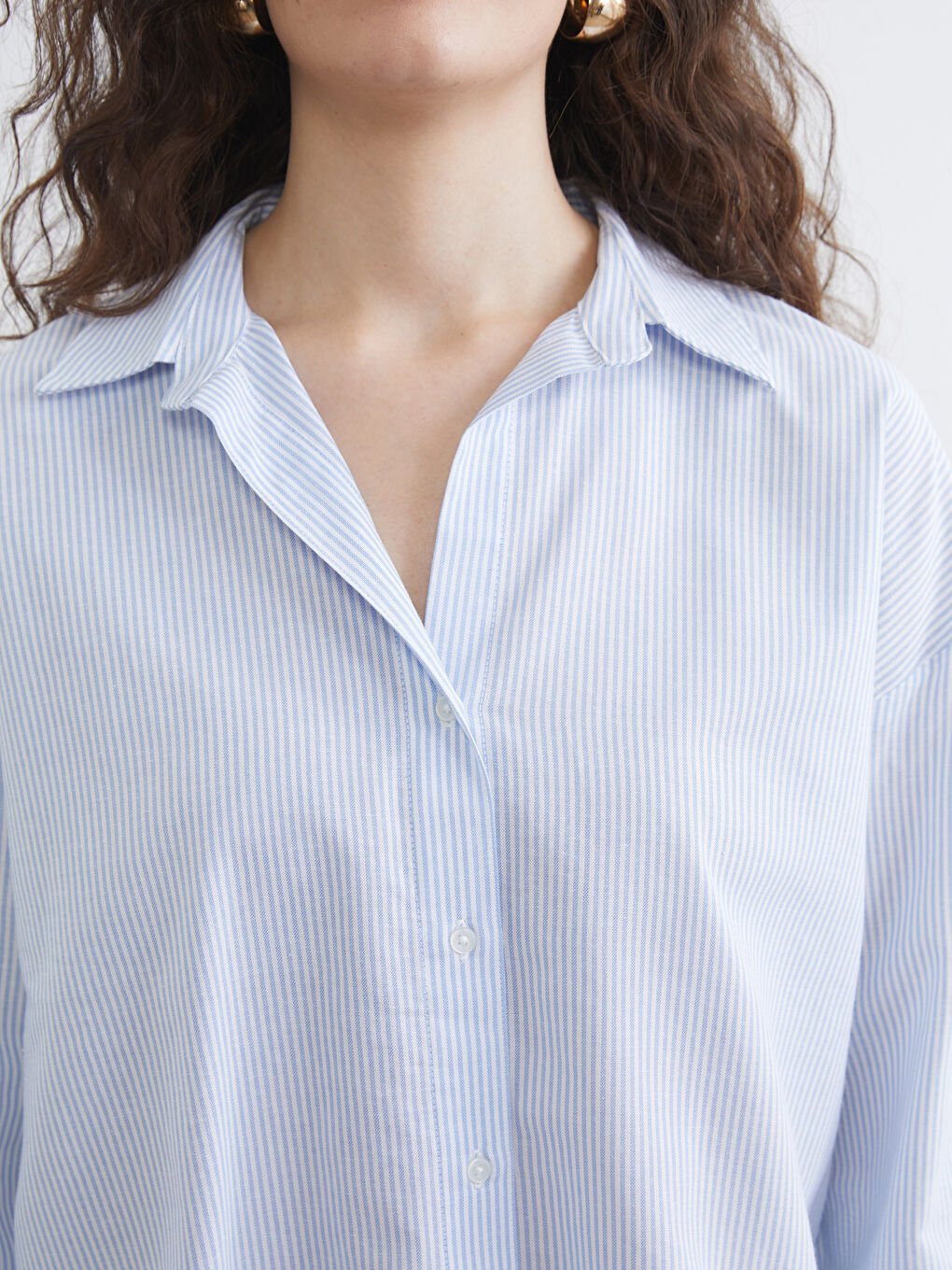 ქალი ლურჯი პერანგი-2