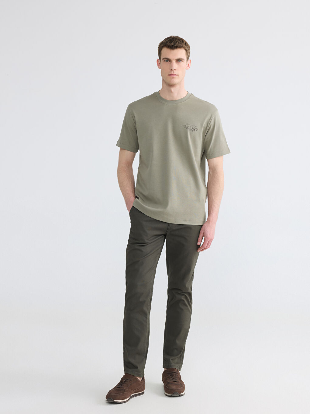 تي شيرت رجالي واسع مطبوع بياقة دائرية-1