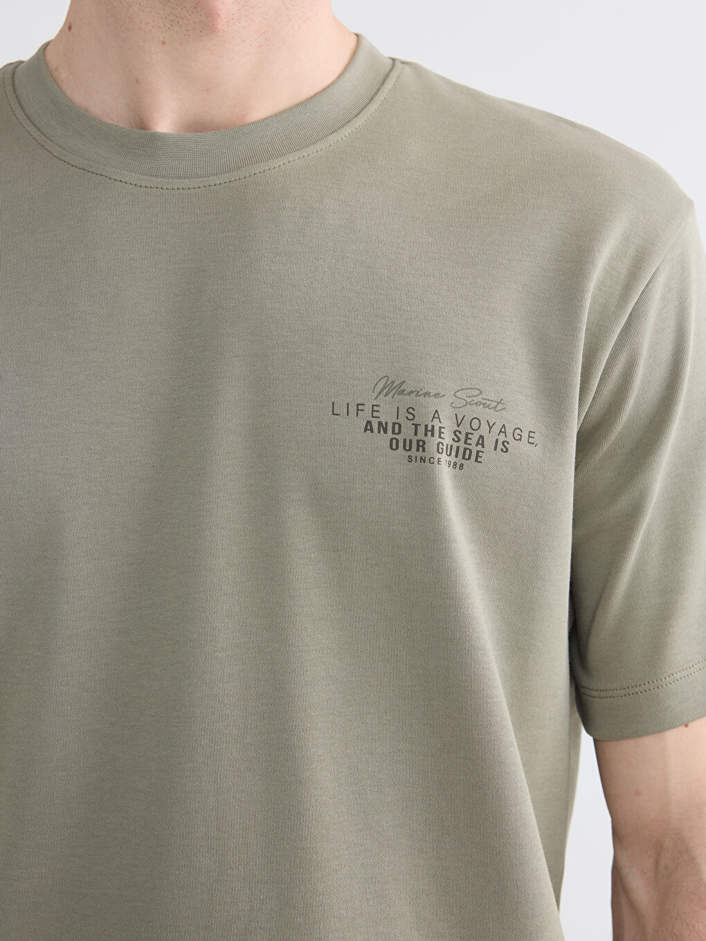 تي شيرت رجالي واسع مطبوع بياقة دائرية-2