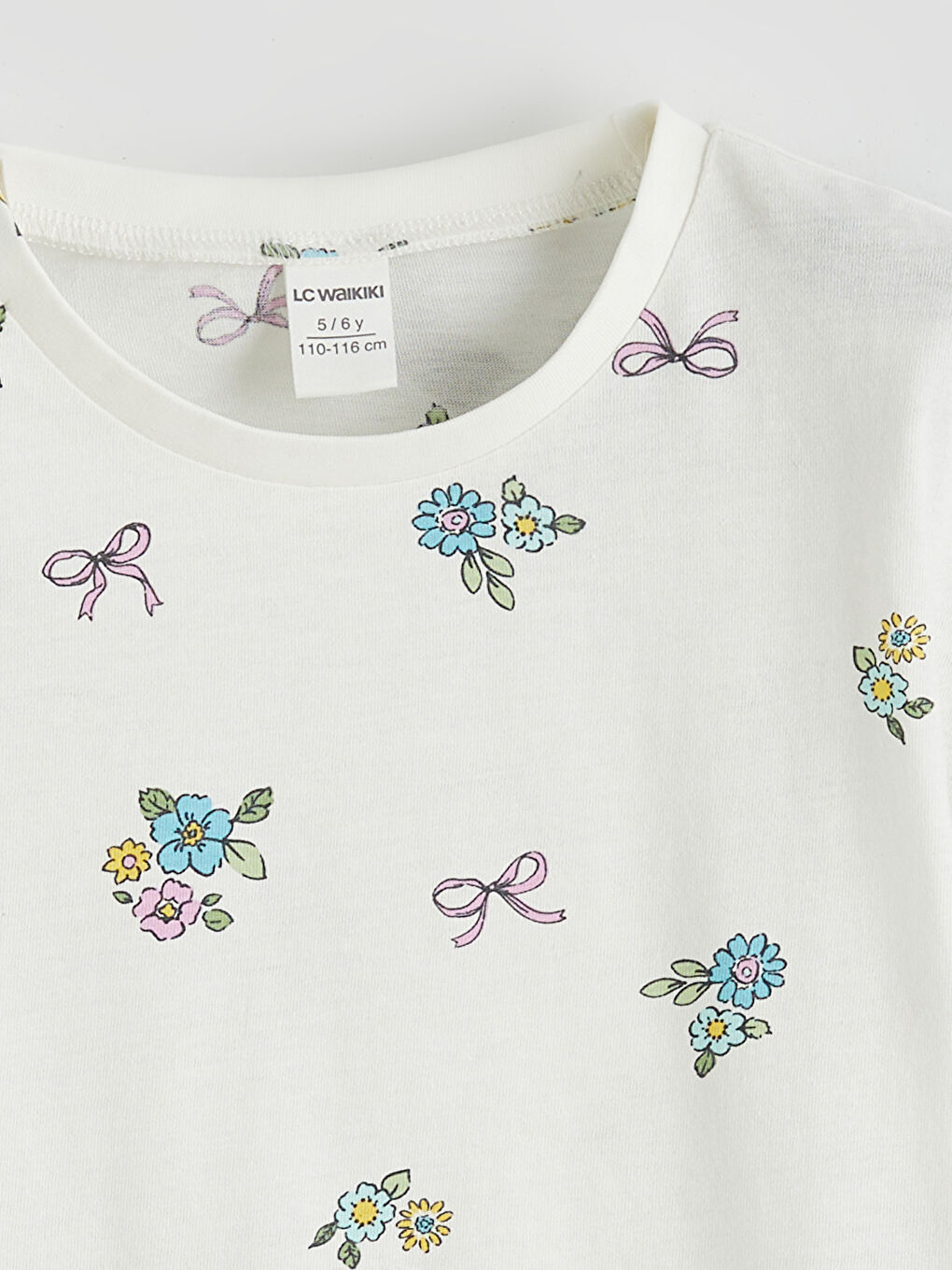 Цветен комплект с тениска с обло деколте и шорти за момичета-2