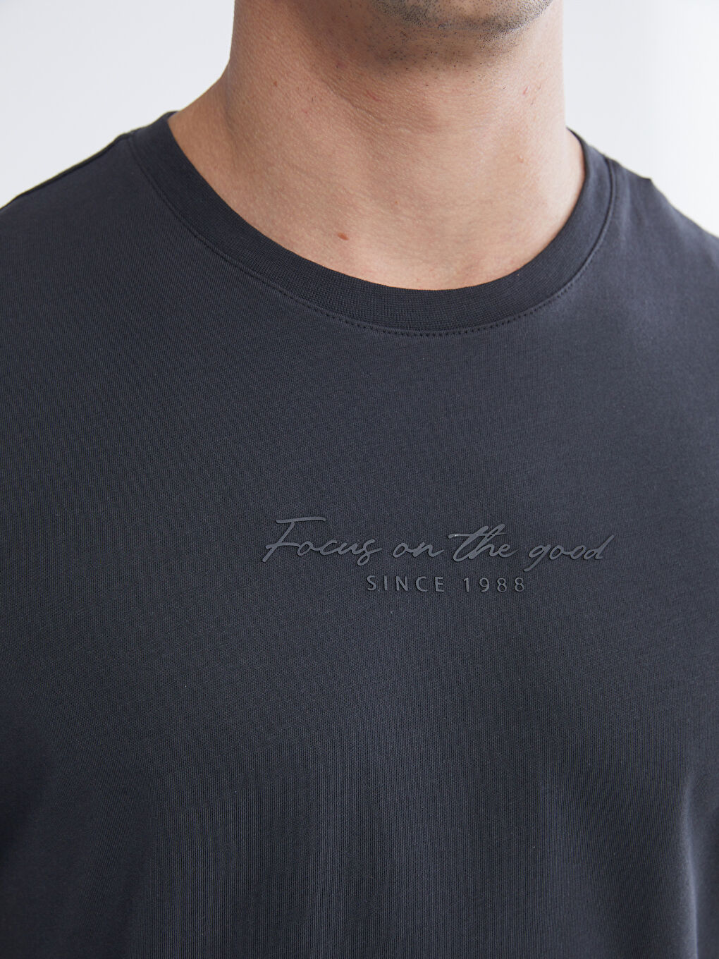 Antrasit Bisiklet Yaka Nakışlı Erkek Tişört-2