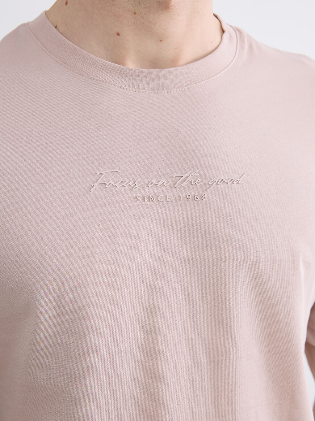 Pembe Bisiklet Yaka Nakışlı Erkek Tişört-2