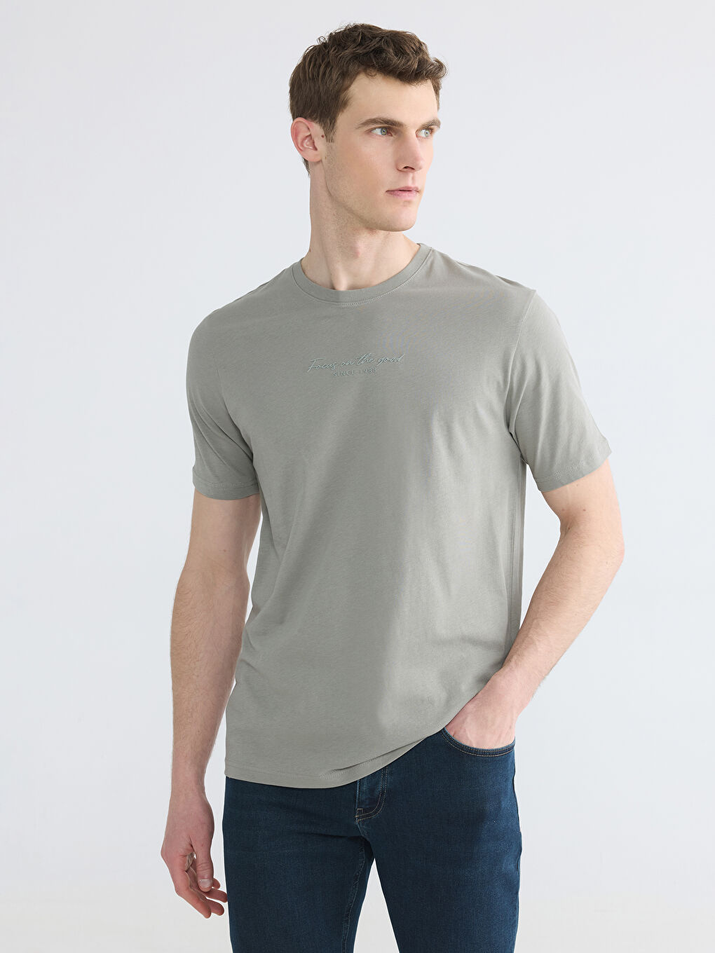 Haki Bisiklet Yaka Nakışlı Erkek Tişört