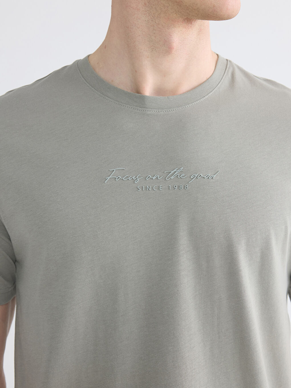 Haki Bisiklet Yaka Nakışlı Erkek Tişört-2