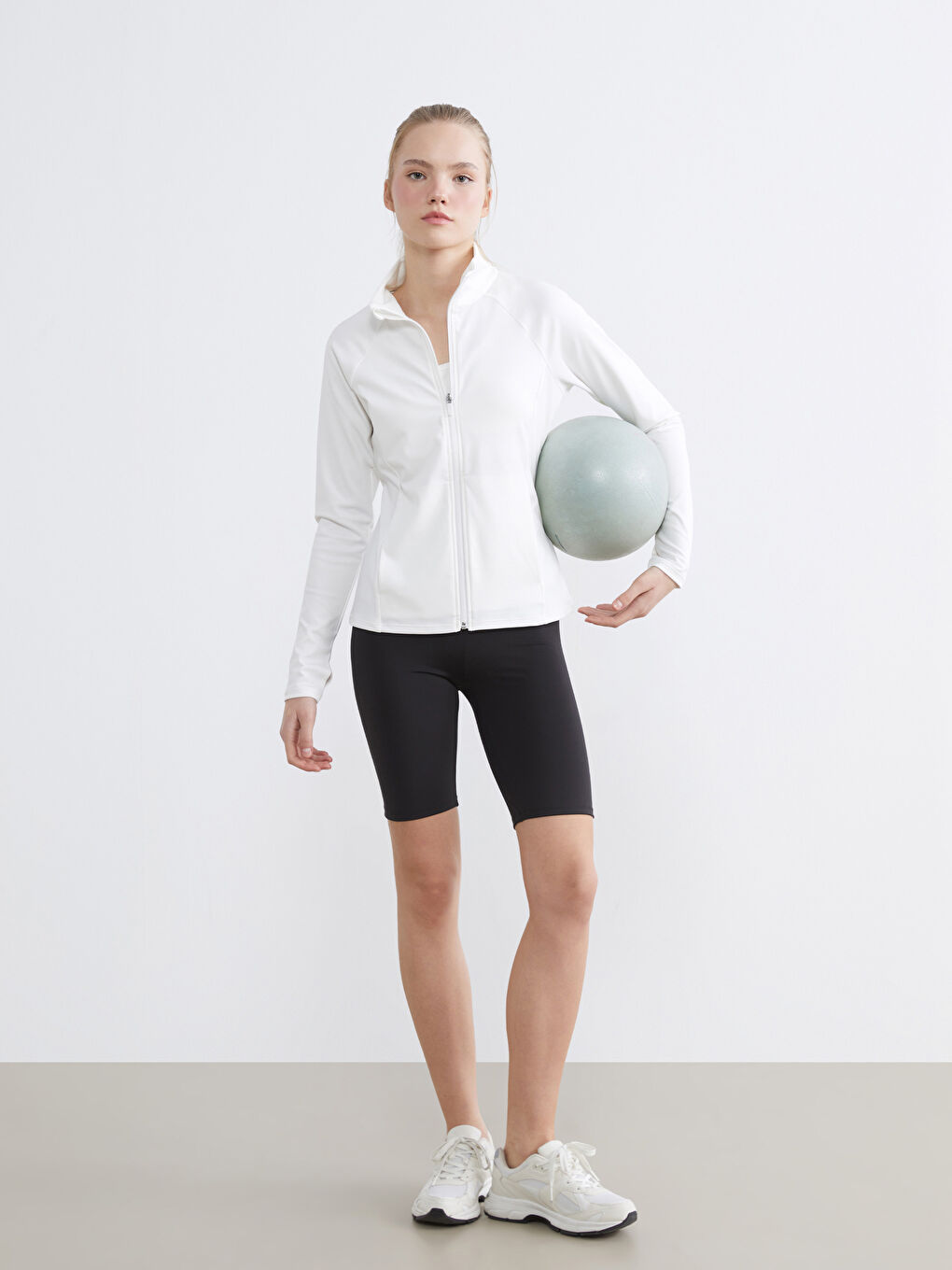 Γυναικείο φούτερ με ψηλό λαιμό, φερμουάρ και οπές για τους αντίχειρες.-1