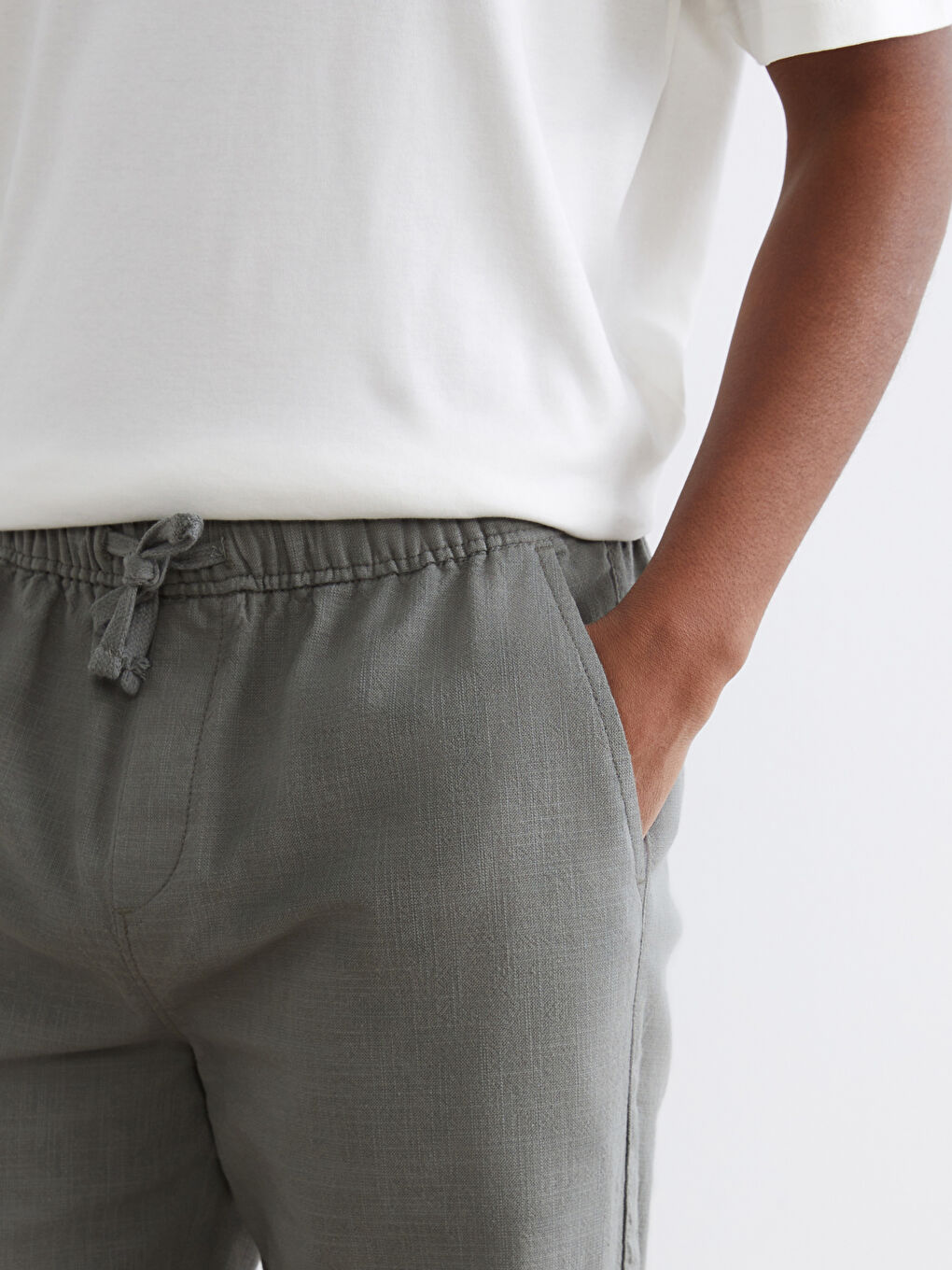Παντελόνι από ύφασμα με όψη λινού για άνδρες με χαλαρή εφαρμογή-5