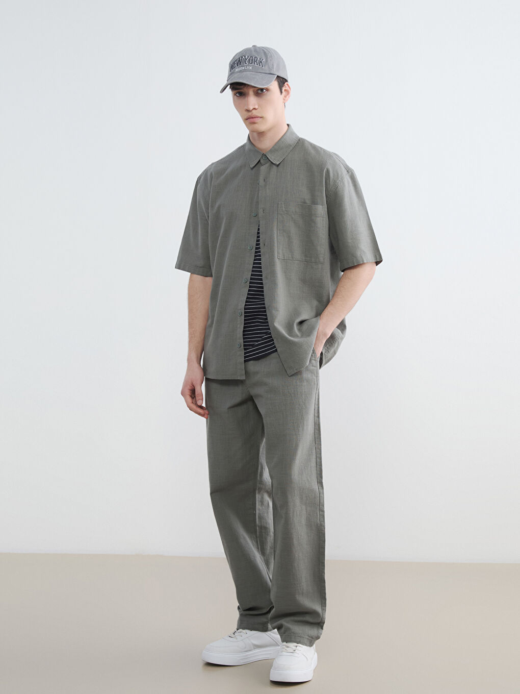 Παντελόνι από ύφασμα με όψη λινού για άνδρες με χαλαρή εφαρμογή-1