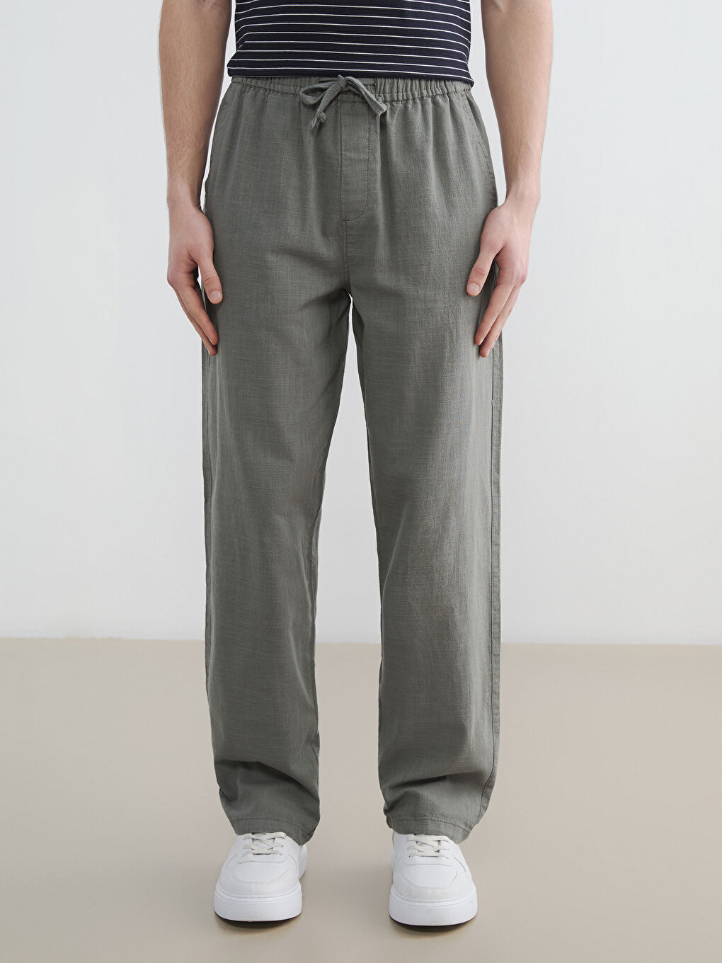 Παντελόνι από ύφασμα με όψη λινού για άνδρες με χαλαρή εφαρμογή-2