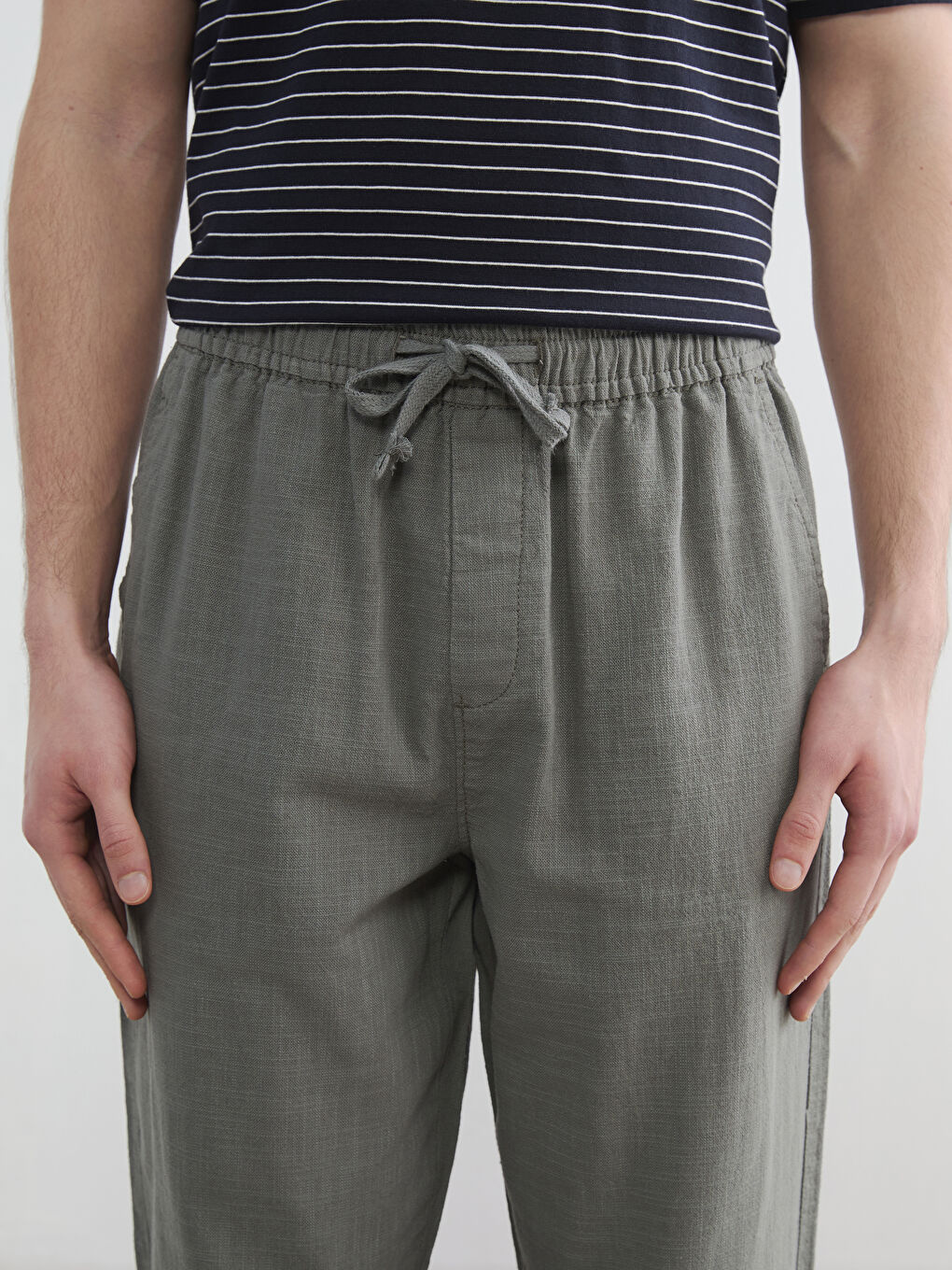 Παντελόνι από ύφασμα με όψη λινού για άνδρες με χαλαρή εφαρμογή-4
