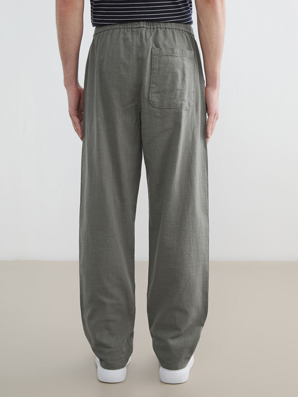 Παντελόνι από ύφασμα με όψη λινού για άνδρες με χαλαρή εφαρμογή-6