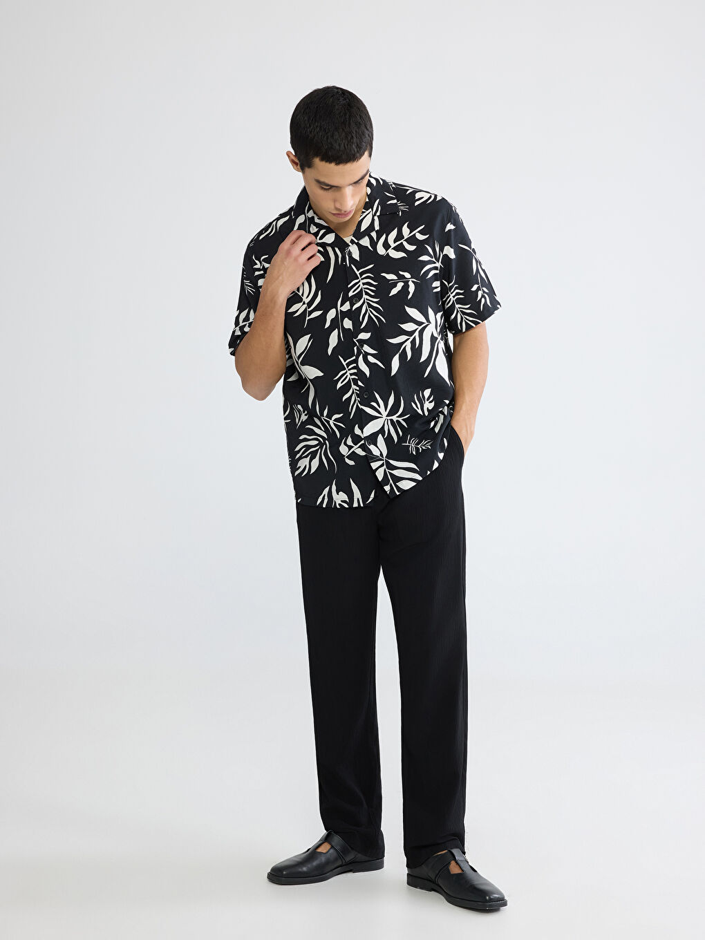 қалыпты пішімді өрнекті ерлер вискоза жейдесі-1