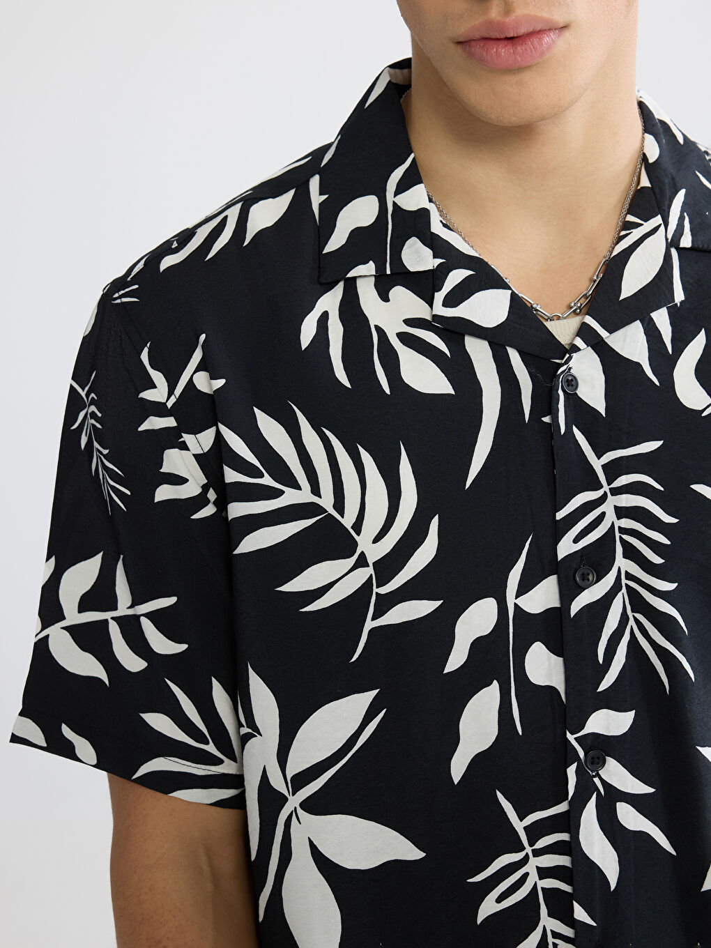 қалыпты пішімді өрнекті ерлер вискоза жейдесі-2