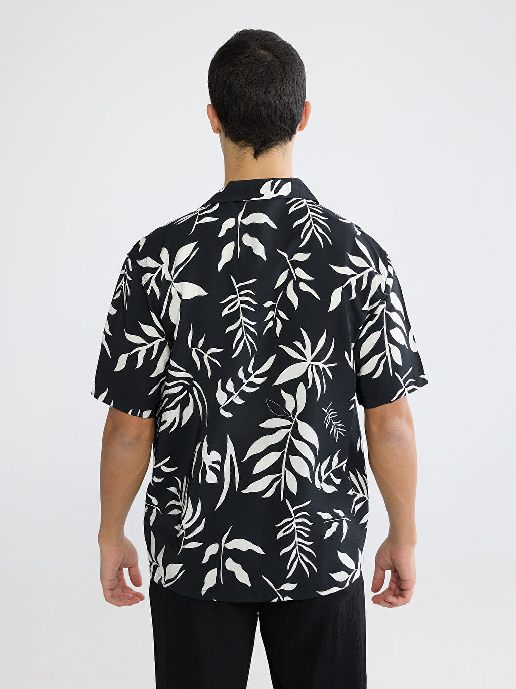 қалыпты пішімді өрнекті ерлер вискоза жейдесі-3