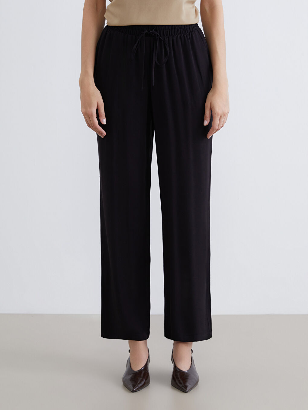 Effortless elegance meets everyday comfort in our wide-leg trousers with a flattering elasticated waist.-1