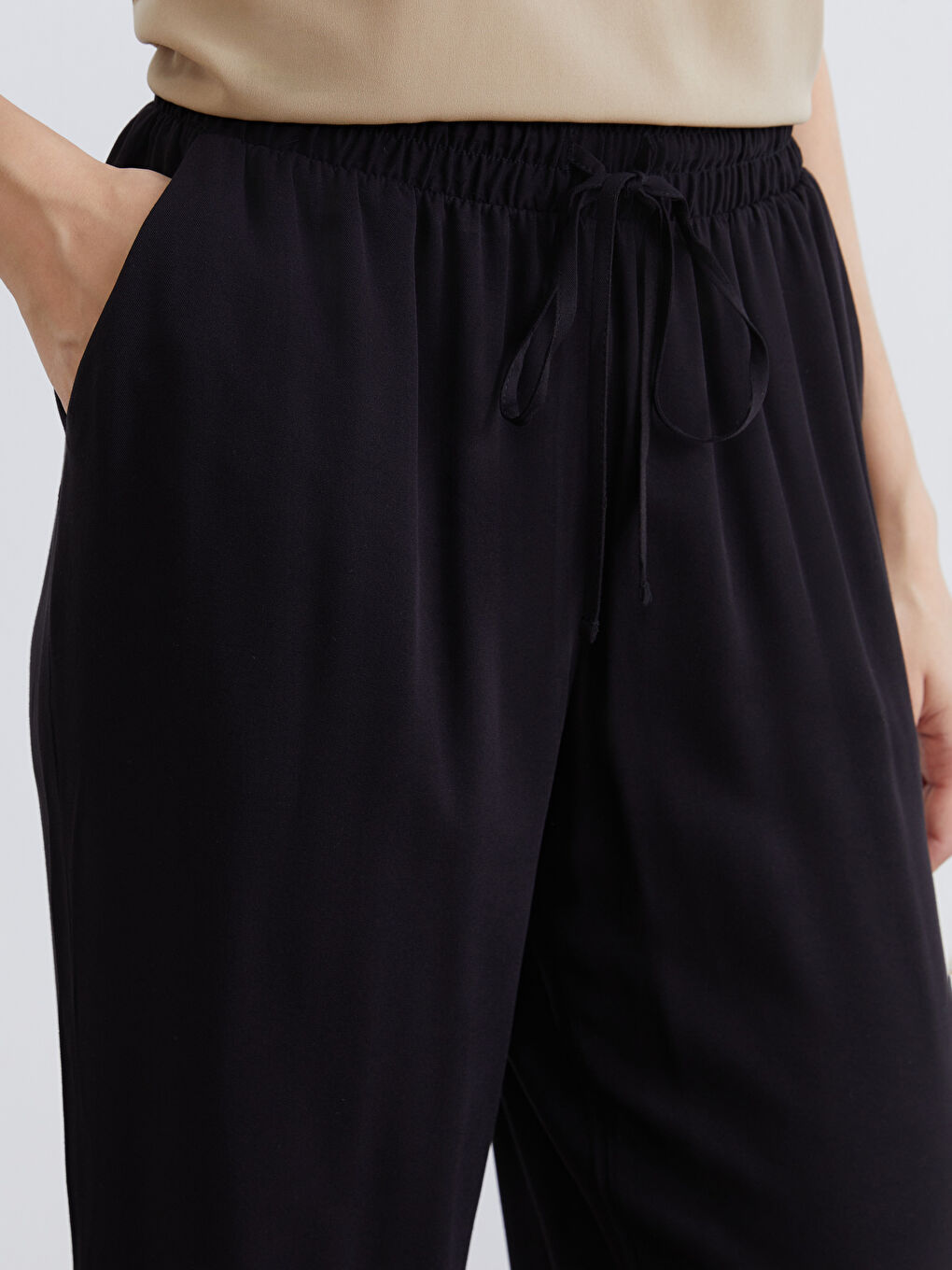 Effortless elegance meets everyday comfort in our wide-leg trousers with a flattering elasticated waist.-2