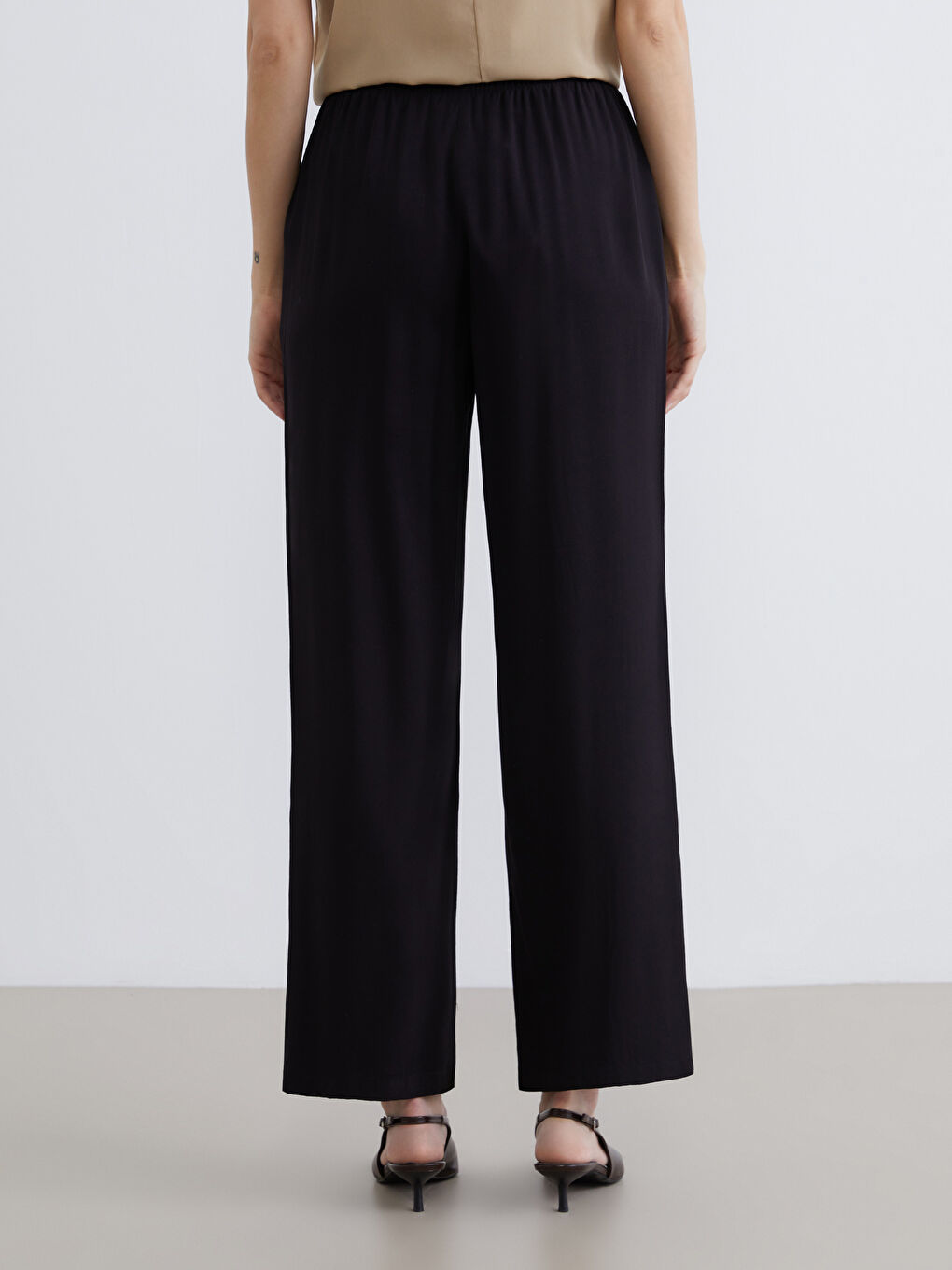 Effortless elegance meets everyday comfort in our wide-leg trousers with a flattering elasticated waist.-3