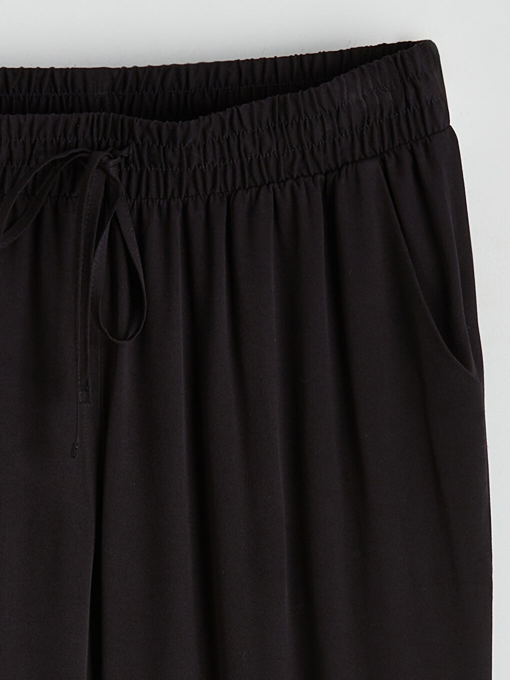 Effortless elegance meets everyday comfort in our wide-leg trousers with a flattering elasticated waist.-5