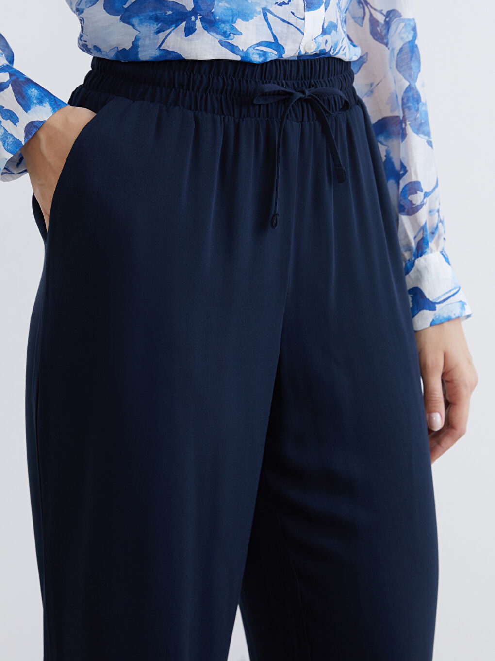 Effortless elegance meets everyday comfort in our wide-leg trousers with an elasticated waist.-2