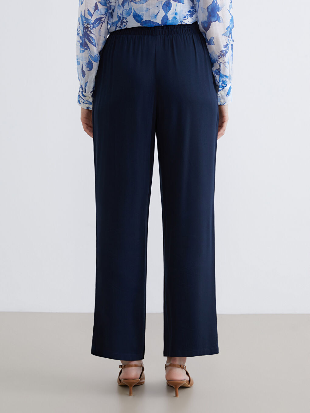 Effortless elegance meets everyday comfort in our wide-leg trousers with an elasticated waist.-3