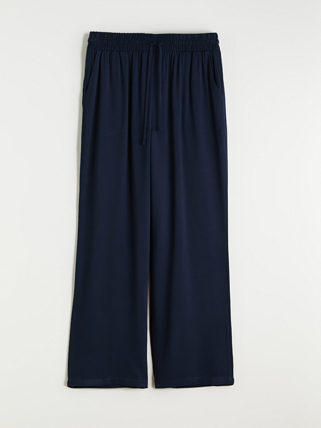 Effortless elegance meets everyday comfort in our wide-leg trousers with an elasticated waist.-4