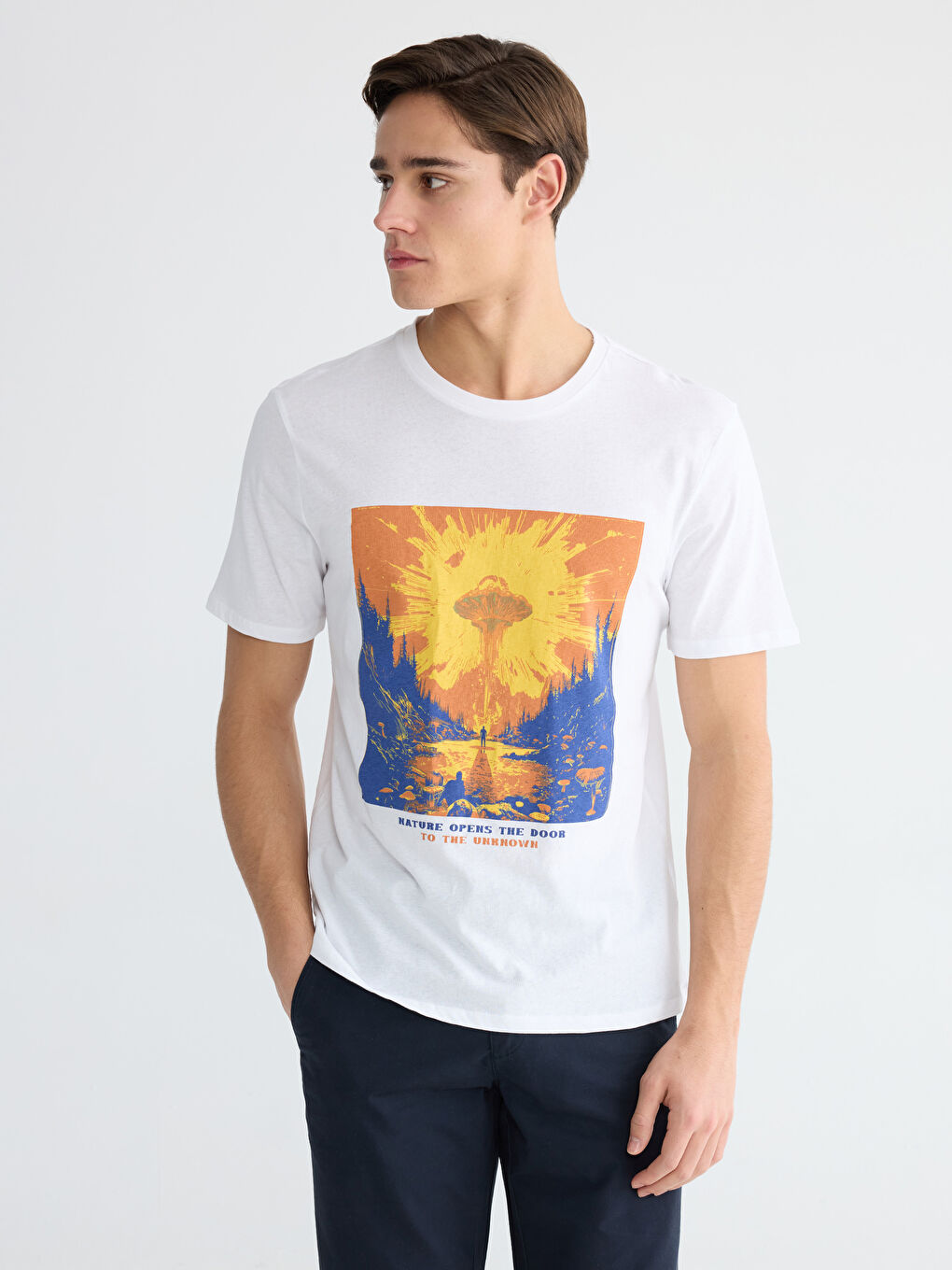 მამაკაცები თეთრი მაისურები და ზედები