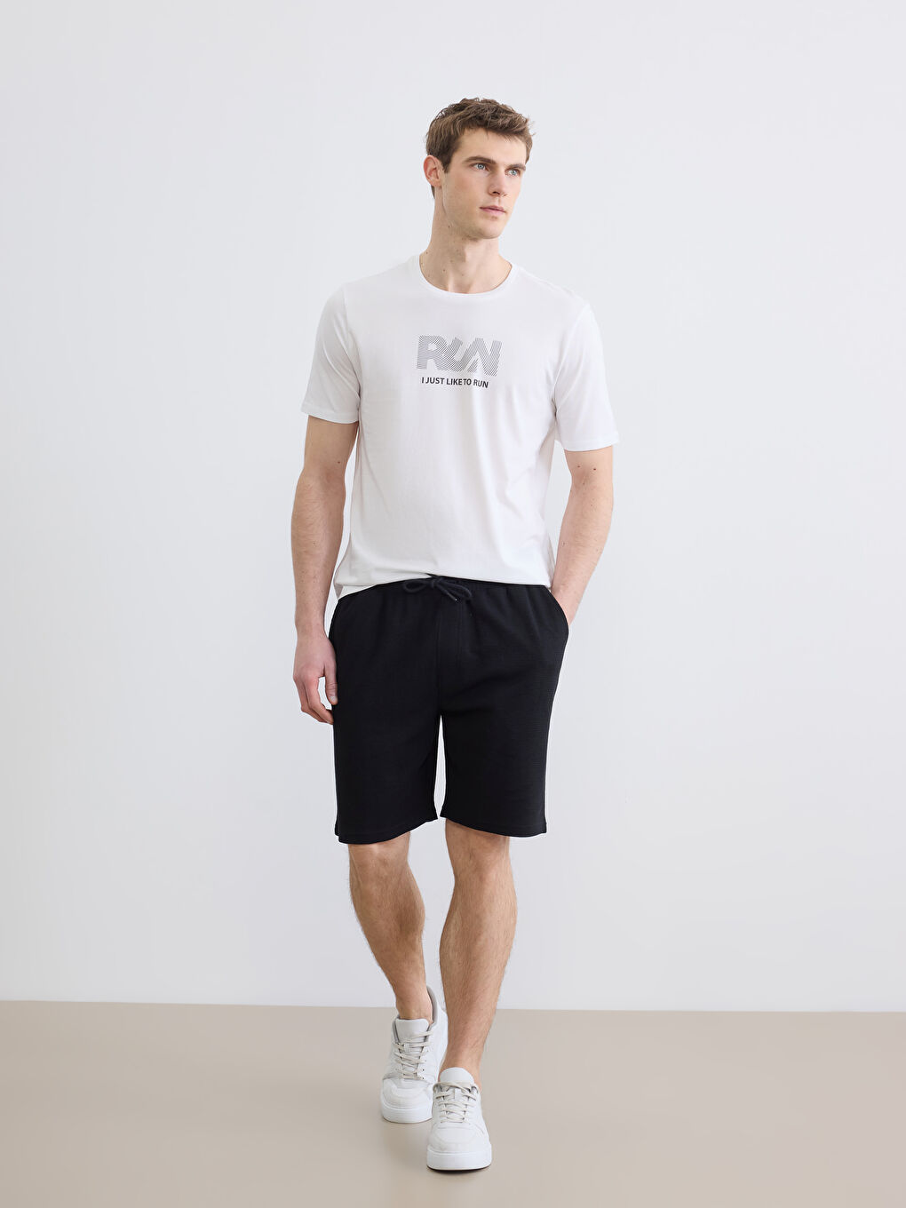 Siyah Standart Kalıp Erkek Şort