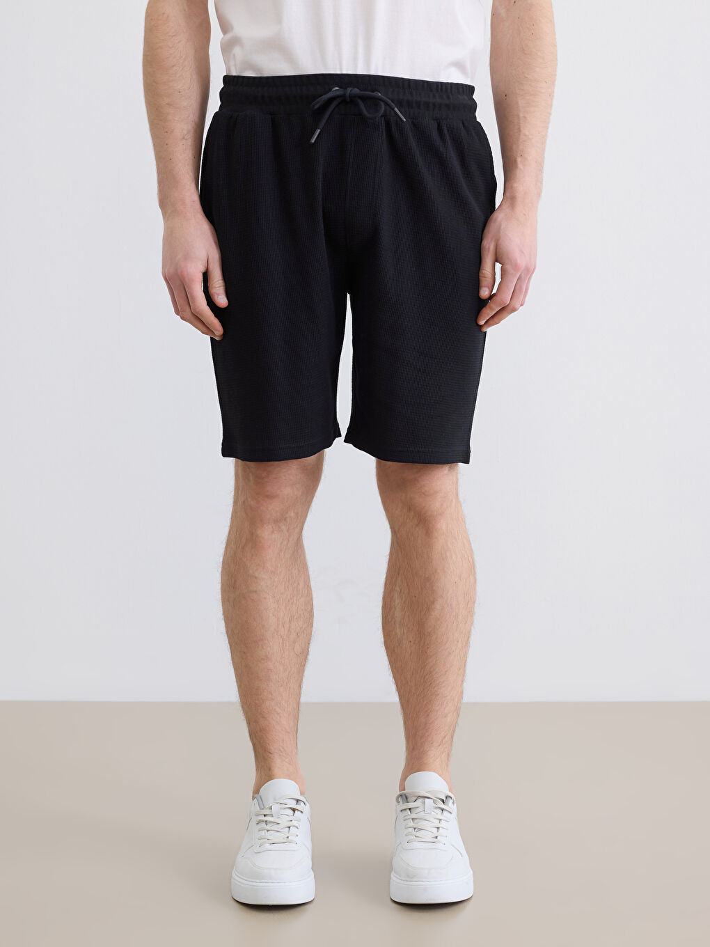 Siyah Standart Kalıp Erkek Şort-1