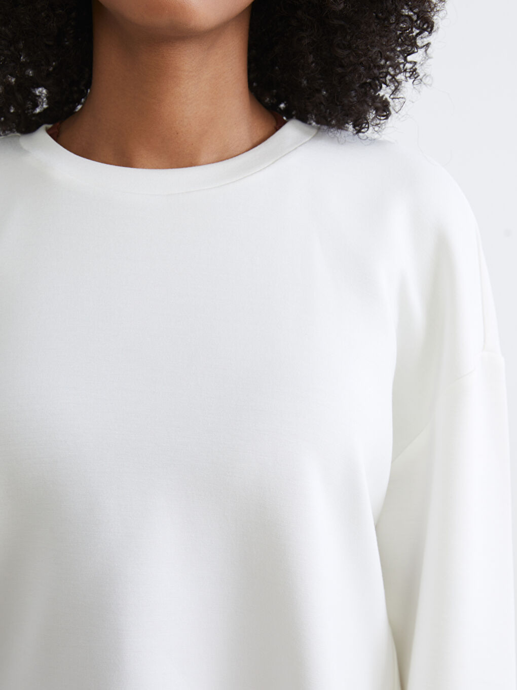 Beyaz Bisiklet Yaka Soft Touch Crop Kadın Sweatshirt-2