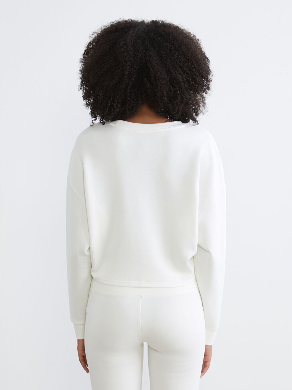 Beyaz Bisiklet Yaka Soft Touch Crop Kadın Sweatshirt-3