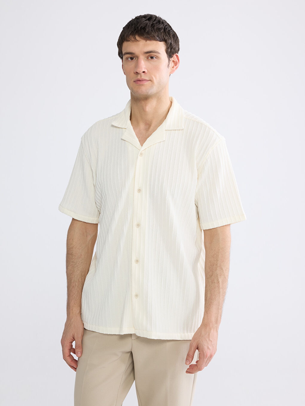 Ekru Regular Fit Resort Yaka Armürlü Erkek Gömlek