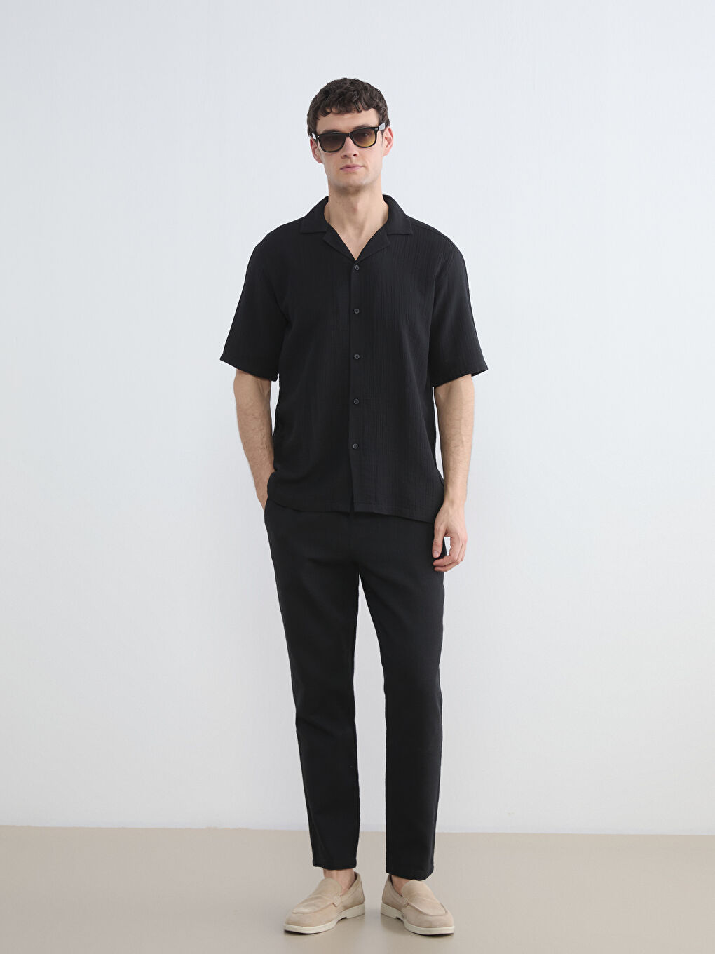 Siyah Regular Fit Resort Yaka Müslin Erkek Gömlek-1