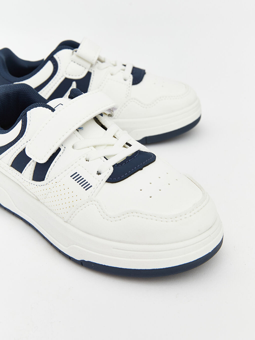 Baby boy sneakers with laces and velcro.-2