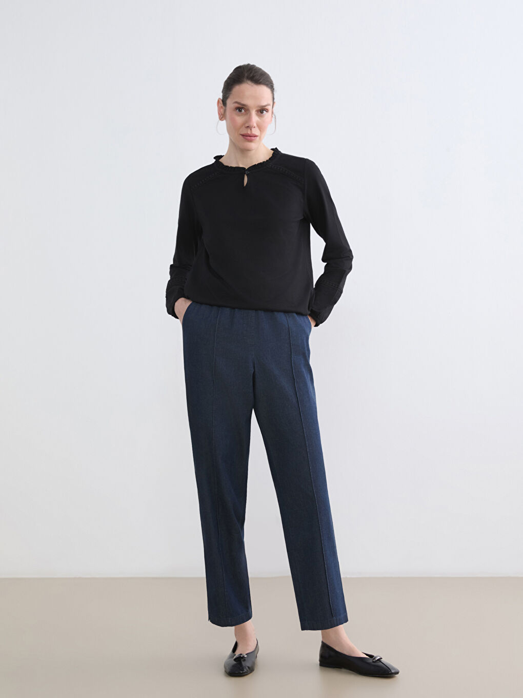 Elastic Waist Straight Fit Women's Jeans