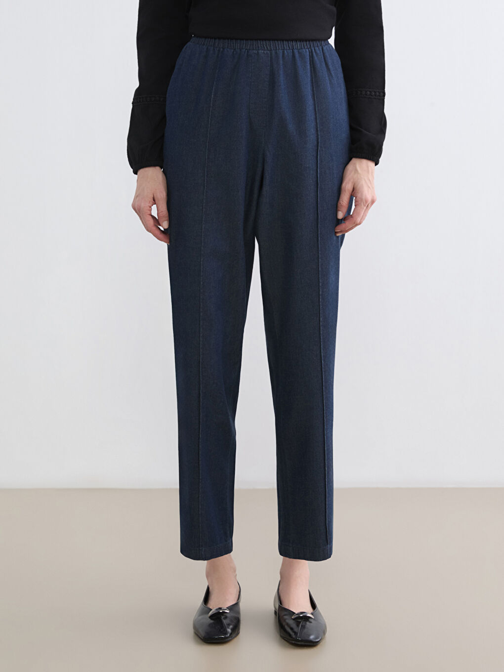 Elastic Waist Straight Fit Women's Jeans-1