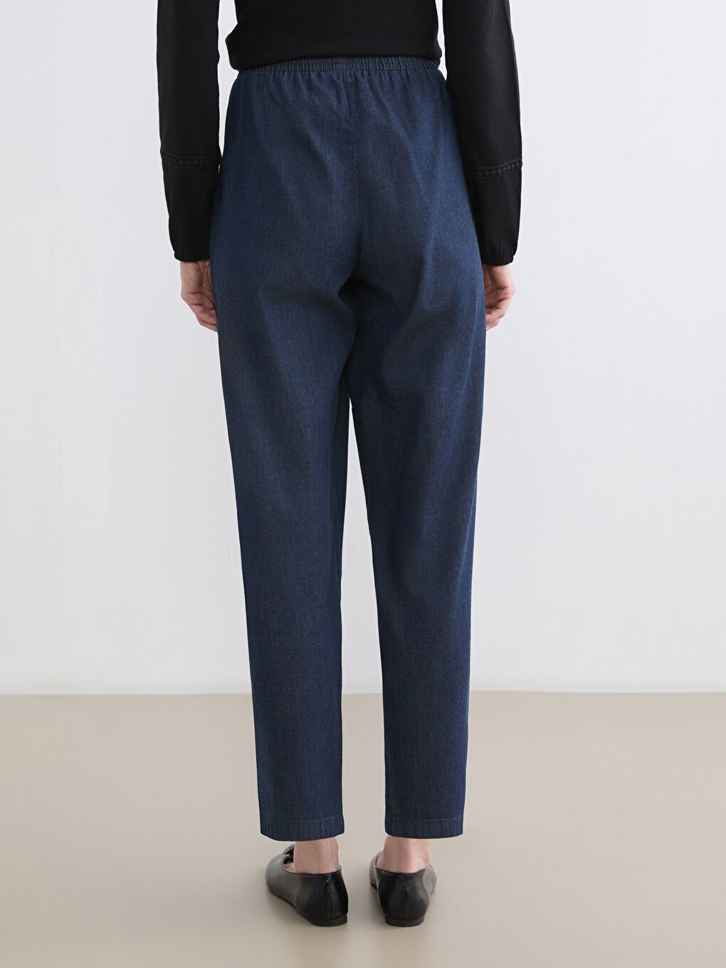 Elastic Waist Straight Fit Women's Jeans-3