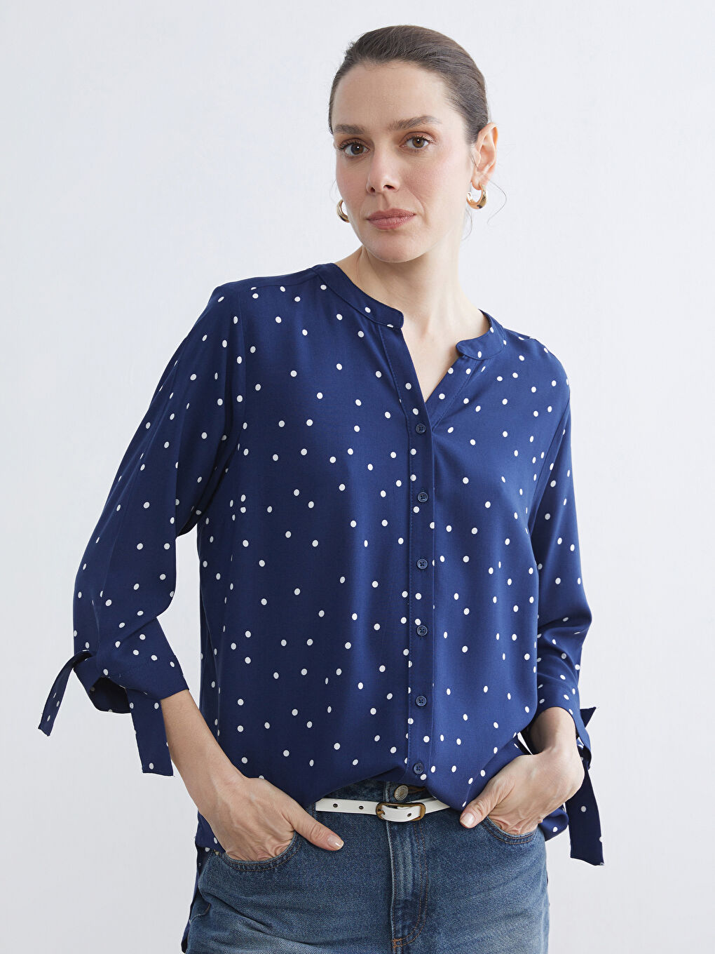 Lacivert Kaçık Yaka Puantiyeli Bluz