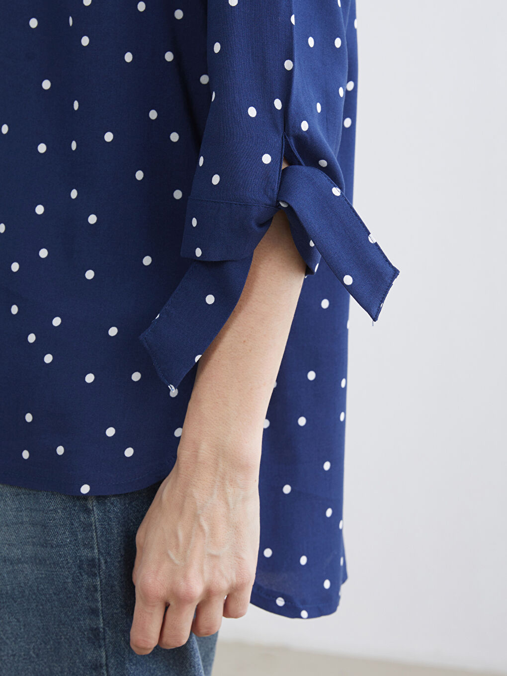 Lacivert Kaçık Yaka Puantiyeli Bluz-2