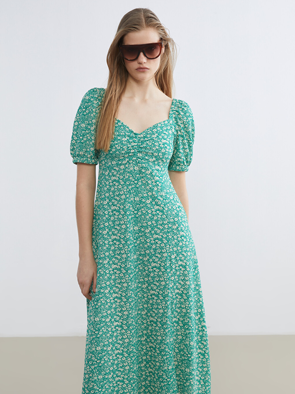 Robe Froncée À Encolure Cœur À Manches Bouffantes Florale-1