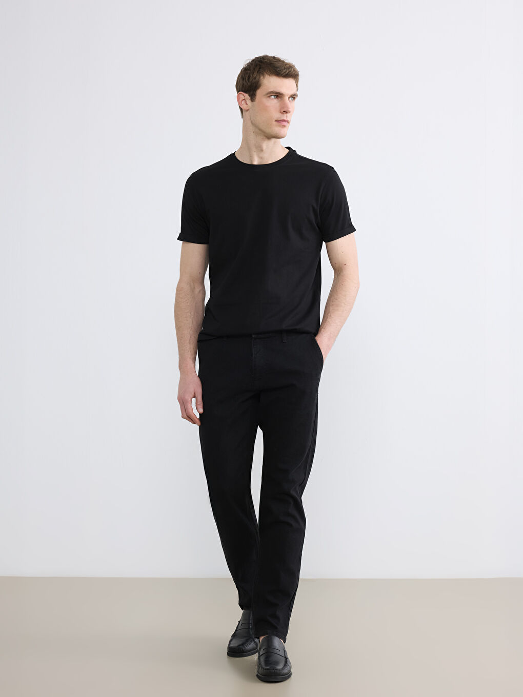 تي شيرت رجالي بقصة ضيقة وياقة دائرية-1