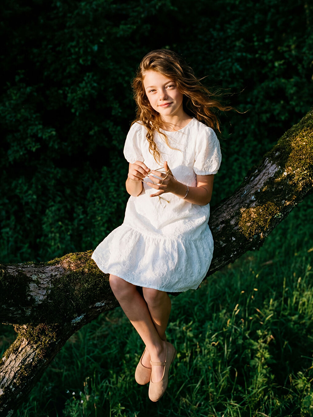 فستان بناتي مزين بالورود وعنده ياقة دائرية.-1