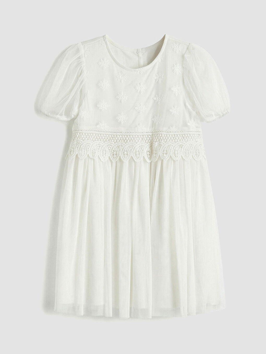 فستان للبنات مزين بالتطريز ومزخرف بكشكشة