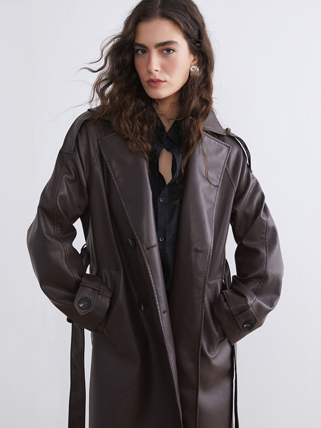 Kahverengi Kruvaze Yaka Deri Görünümlü Kadın Trençkot